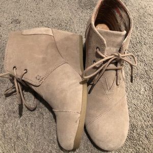 Toms. Like New Tan Wedge Bootie. Size 9.